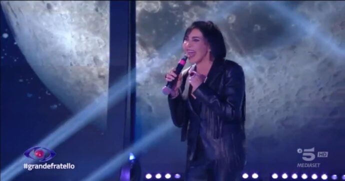 Fiordaliso si esibisce al GF cantando con il microfono al contrario. Un errore salvato dal playback diventa virale.