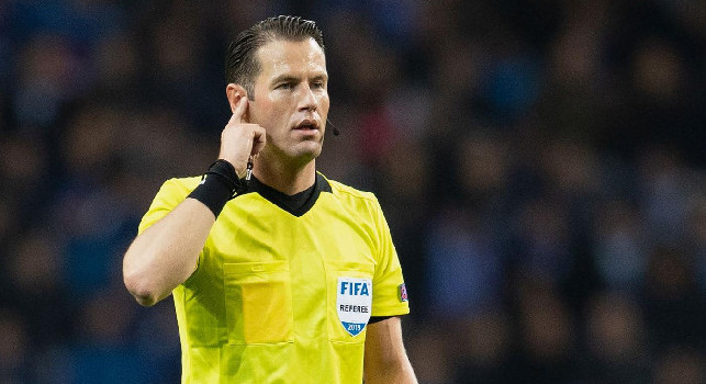 Misterioso dispositivo nell’orecchio dell’arbitro durante Barcellona-Napoli solleva dubbi: “La Uefa spiegasse”