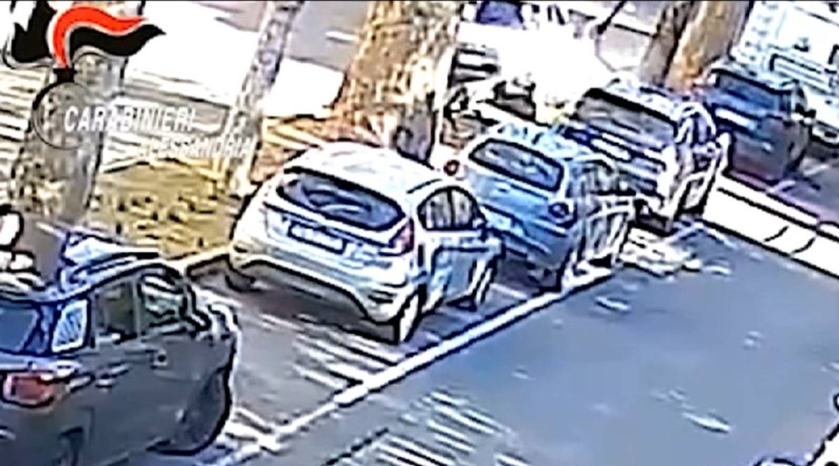 Coraggio e prontezza: l'intervento decisivo di un ex carabiniere salva una donna