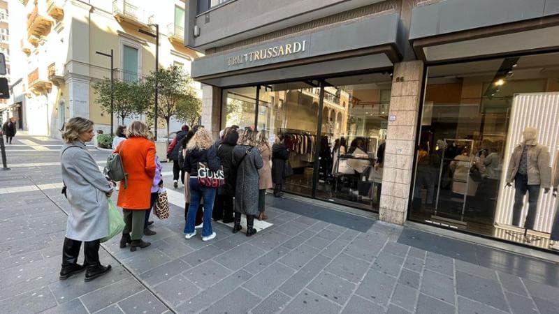 Bari, dopo CIMA chiude anche Trussardi in Via Sparano? Tutto a prezzi stracciati, una fila lunghissima ma l’azienda non conferma la chiusura