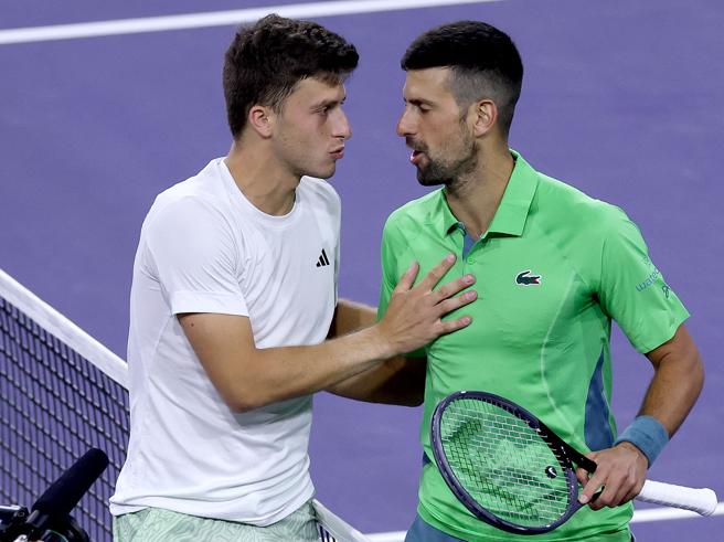 Luca Nardi affronta e vince contro Novak Djokovic ad Indian Wells, segnando un momento storico nella sua carriera e nel tennis italiano.