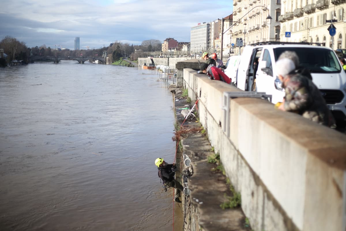 Luca perde la vita mentre scatta una foto con la moglie: cade nel Po e la corrente lo trascina via, tantissimi a guardare senza fare nulla