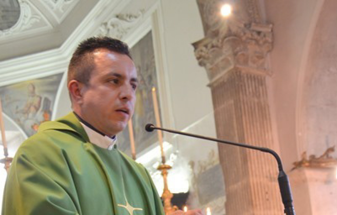 In seguito a un incidente e un test positivo alla cocaina, un prete viene sospeso dal vescovo di Sulmona-Valva come misura precauzionale.