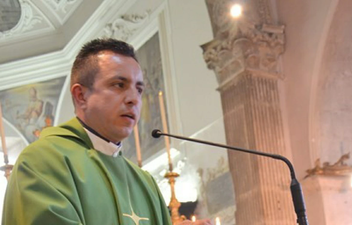 In seguito a un incidente e un test positivo alla cocaina, un prete viene sospeso dal vescovo di Sulmona-Valva come misura precauzionale.