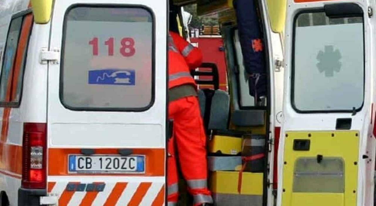 Investe la moglie facendo retromarcia con l’auto: lei rimane intrappolata sotto il veicolo, la donna lotta tra la vita e la morte