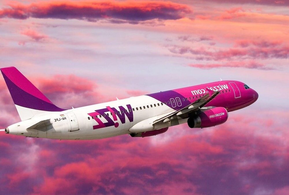 Atterraggio d'emergenza a Brindisi per un parto inaspettato a bordo di un aereo Wizzair.