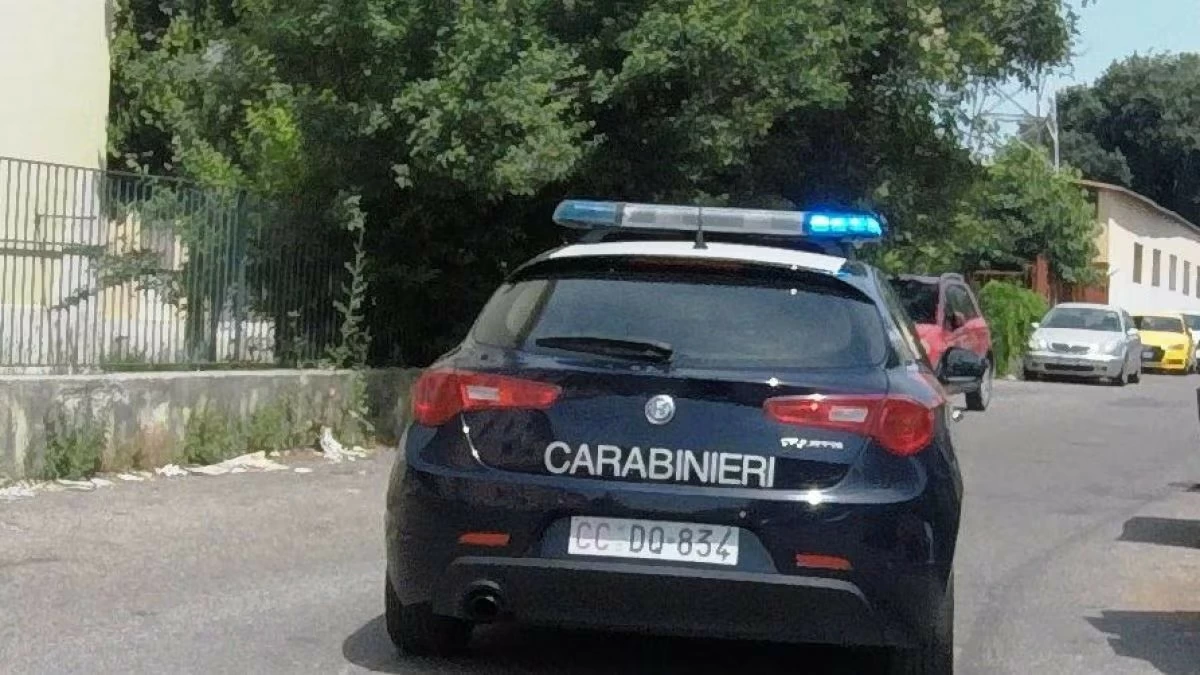 13enne a volto coperto, armato di pistola tenta una rapina in un negozio, fermato, si giustifica “Mi servono i soldi per incidere una canzone trap”