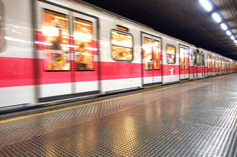 Un atto di coraggio sotto terra: Infermieri salvano una vita nella metropolitana di Milano