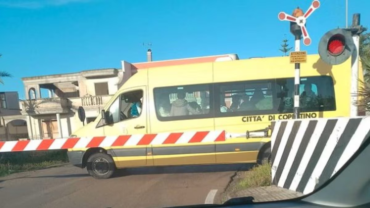 Attimi di paura in Puglia, scuolabus pieno di bimbi si blocca sui binari, i piccoli passeggeri salvati all’ultimo