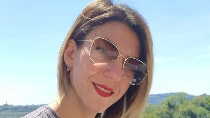 Una giovane madre combatte coraggiosamente contro la malattia fino alla fine, circondata dall'amore della sua famiglia a Vittorio Veneto, lasciando un'eredità di forza e determinazione.