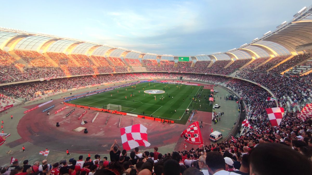 Bari, durante la partita Bari Sampdoria fanno esplodere un petardo che colpisce un bambino, interviene il 118