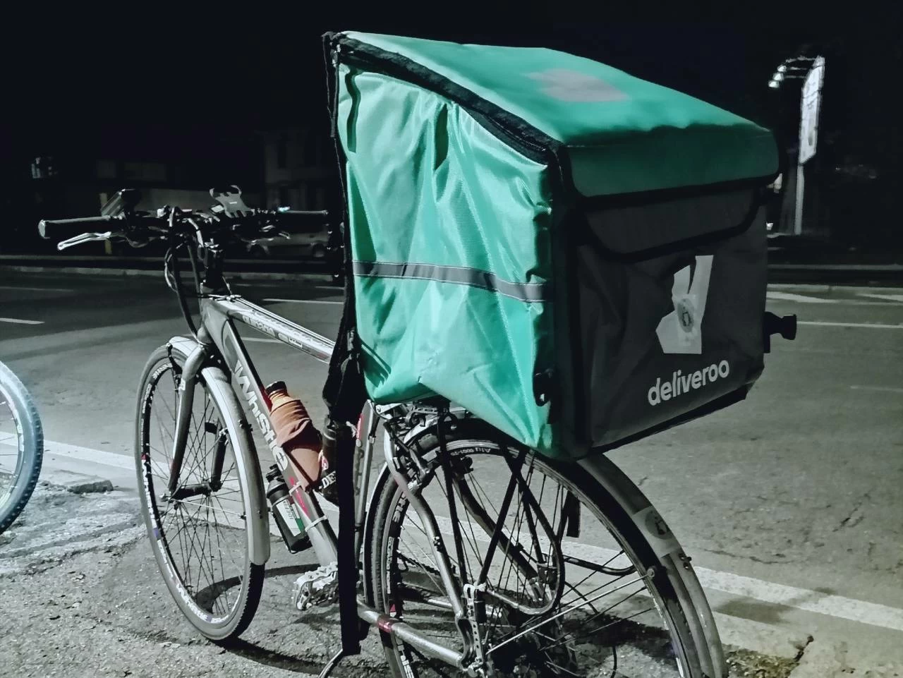 Alì Jamat, 31 anni, rider pakistano residente a Padova, è deceduto dopo un incidente stradale durante una consegna. Proprio mentre moriva in ospedale, nasceva il suo secondo figlio.