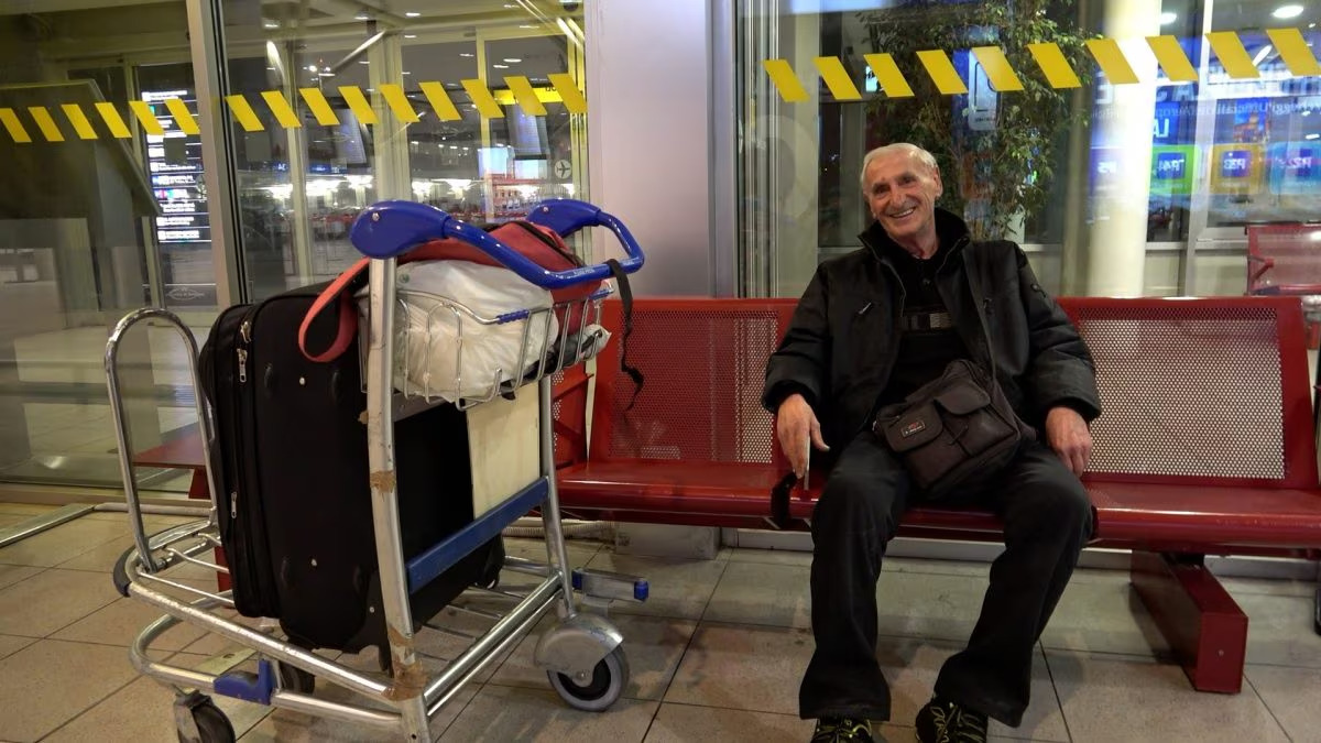 La vita di Arnaldo, pensionato di 83 anni costretto a vivere nell’aeroporto di Bologna, “Con la pensione sociale non posso permettermi una casa”