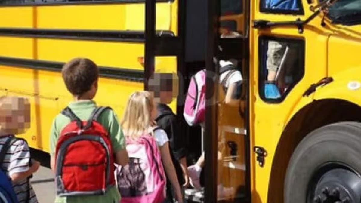 Una vicenda con lieto fine nel Teramano: una bambina di quattro anni dimenticata su uno scuolabus viene ritrovata sana e salva dopo ore di apprensione.