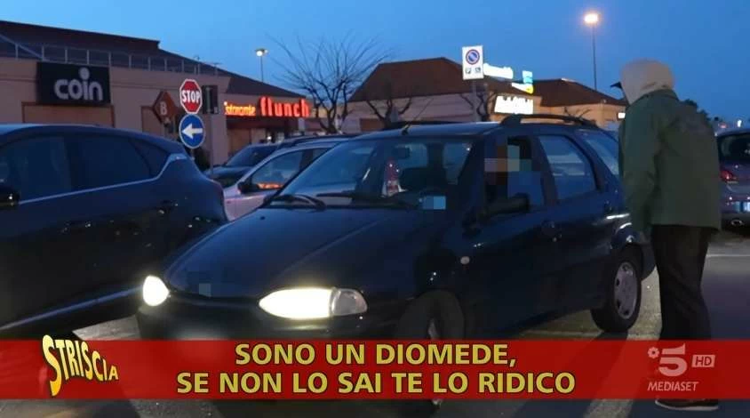 A Casamassima, un'aggressione verbale minacciosa da parte di un presunto membro del clan Diomede verso Vittorio Brumotti, evidenzia la lotta contro l'abuso dei parcheggi per disabili.