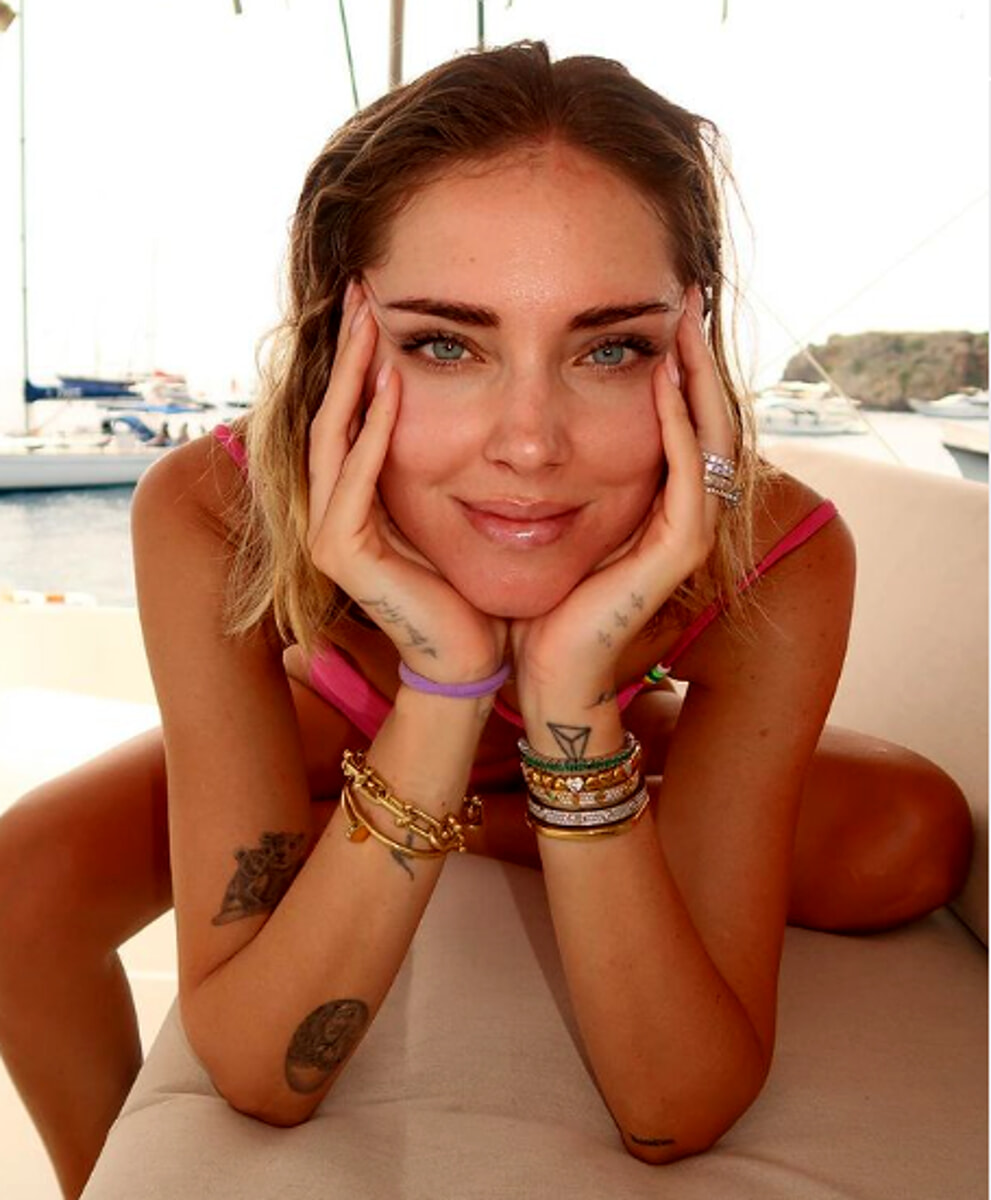 Chiara Ferragni a Dubai: l’anello pantera di Cartier al posto della fede ha un valore esagerato