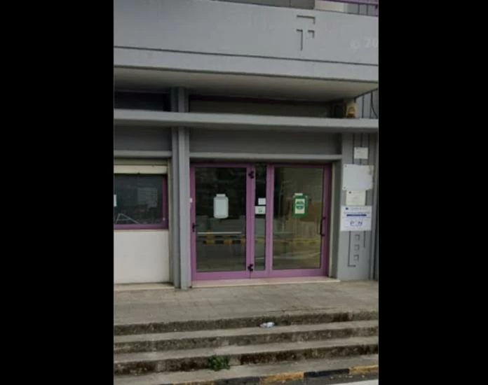 Un inquietante episodio di violenza scolastica scuote Crispiano, con un insegnante aggredito da uno studente per un motivo futile.
