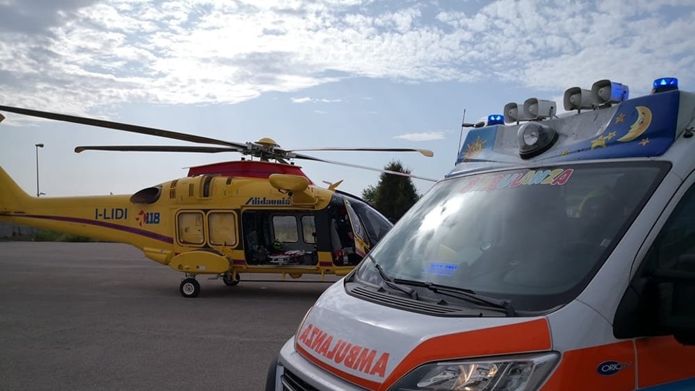 Puglia, auto si schianta contro un albero, muore un uomo, due i feriti gravi