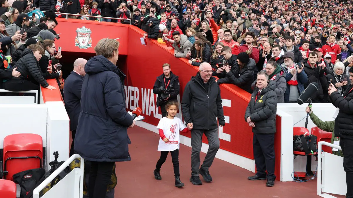 Sven Goran Eriksson realizza il sogno di guidare le Liverpool Legends, portando emozione e ricordi ad Anfield Road.