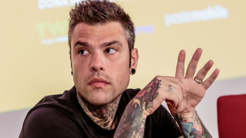 Fedez, molto infastidito, risponde alle critiche sulla privacy dei figli