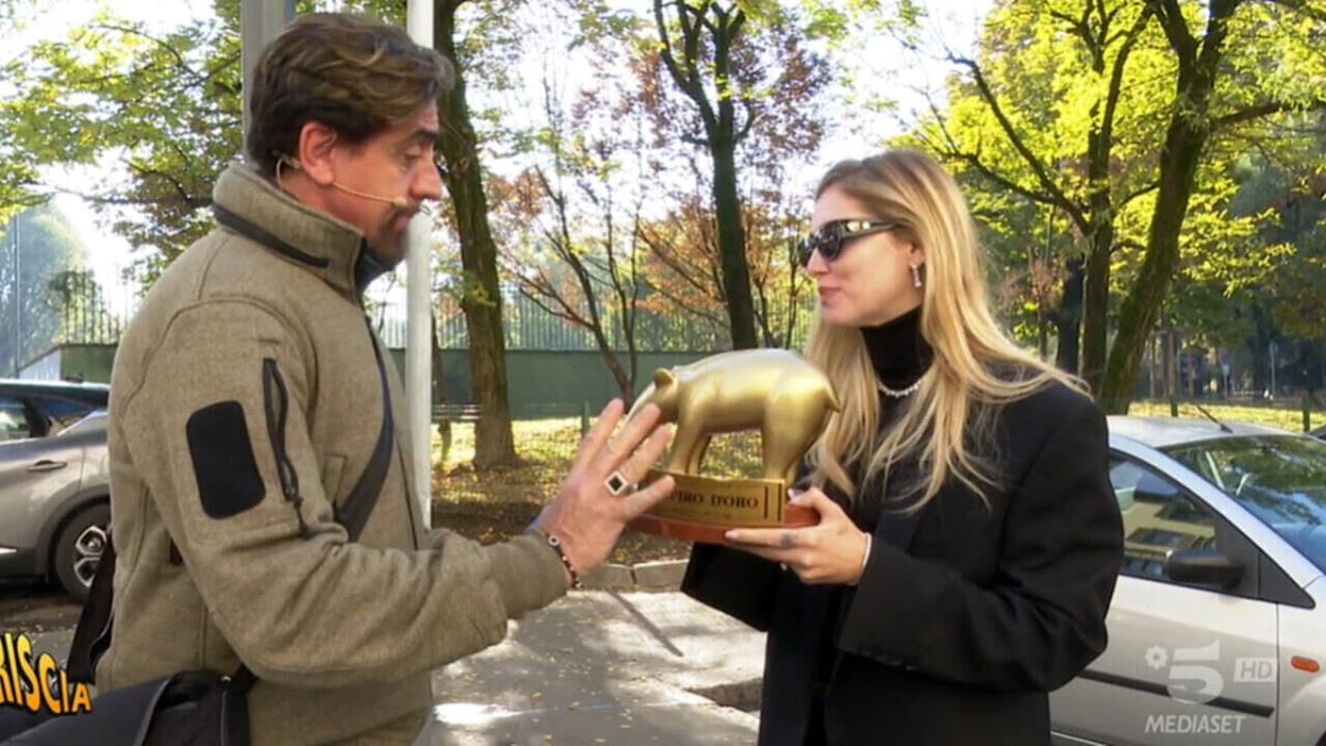 Chiara Ferragni riceve il Tapiro d’Oro da “Striscia la Notizia”: “Non ho lasciato Fedez, stiamo attraversando un momento molto difficile”