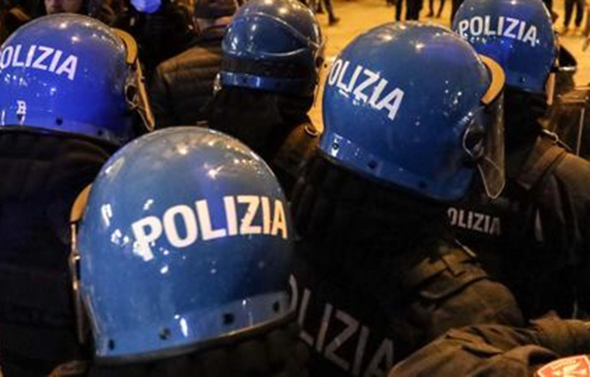 Bullismo scolastico e proteste sociali: gli studenti figli di agenti di polizia tra intimidazioni e sfide.