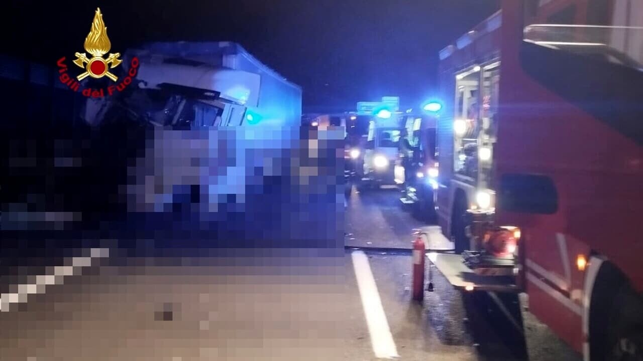 Un tragico incidente sull'autostrada A1 in Toscana ha provocato la morte di un uomo di 64 anni e il coinvolgimento di tre mezzi pesanti.