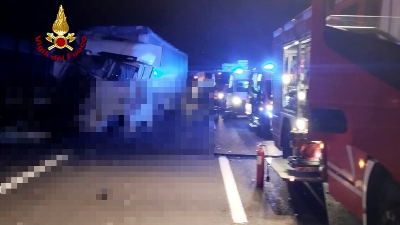 Incidente nella  notte, coinvolti tre mezzi pesanti, muore sul colpo un uomo di 64 anni