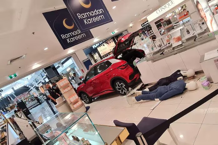 Incidente insolito in un centro commerciale australiano: un SUV in retromarcia lascia due feriti