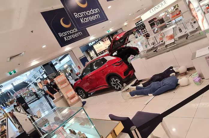 Incidente insolito in un centro commerciale australiano: un SUV in retromarcia lascia due feriti