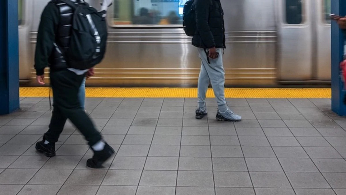 Un tragico atto di violenza nella metropolitana di Manhattan ha portato a una giovane di 29 anni la perdita dei piedi, dopo essere stata spinta sui binari dal fidanzato.
