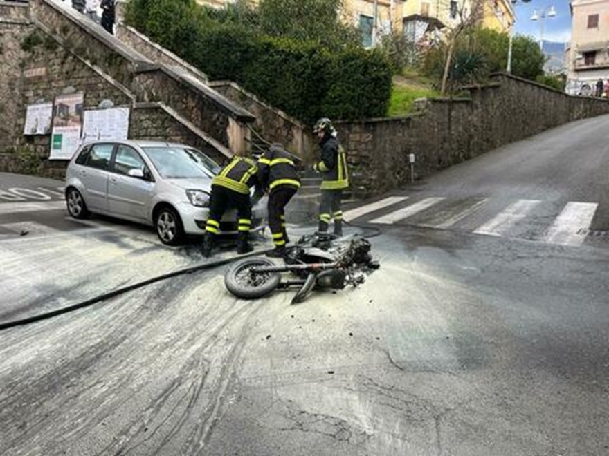 Motociclista cade e prende fuoco insieme alla moto, è ricoverato in gravi condizioni