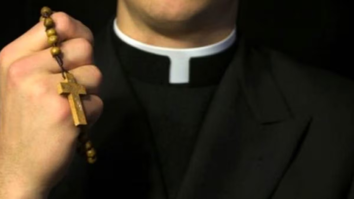 Un sacerdote abruzzese è stato denunciato per guida in stato di alterazione dopo essere risultato positivo alla cocaina in seguito a un incidente stradale.