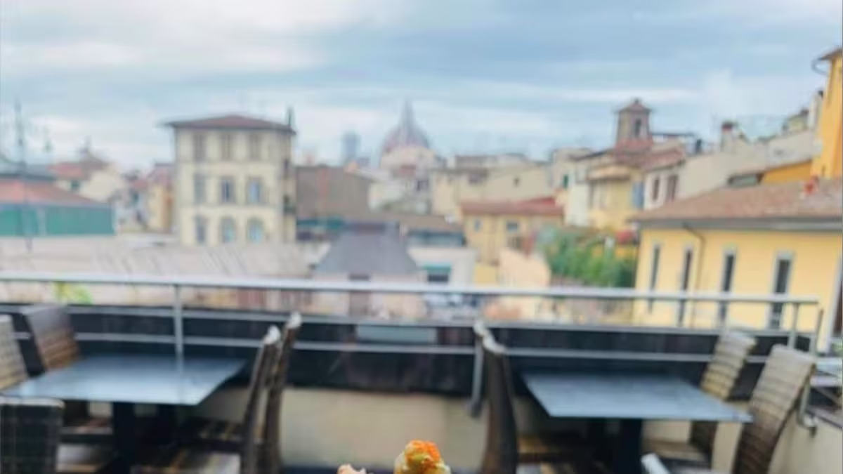 Una fuga audace da un ristorante a Firenze finisce con un salto dal primo piano: tre giovani evadono il conto in modo spettacolare.
