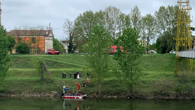 Il tragico ritrovamento di un'adolescente nel fiume Maira sconvolge il paese di Cavallermaggiore, con le indagini ora concentrate sul messaggio d'addio lasciato.