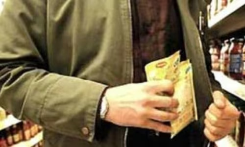 Bari, “Non ho soldi” Anziano ruba tortellini e tonno in sun upermercato: clienti in coda si uniscono per pagare al suo posto