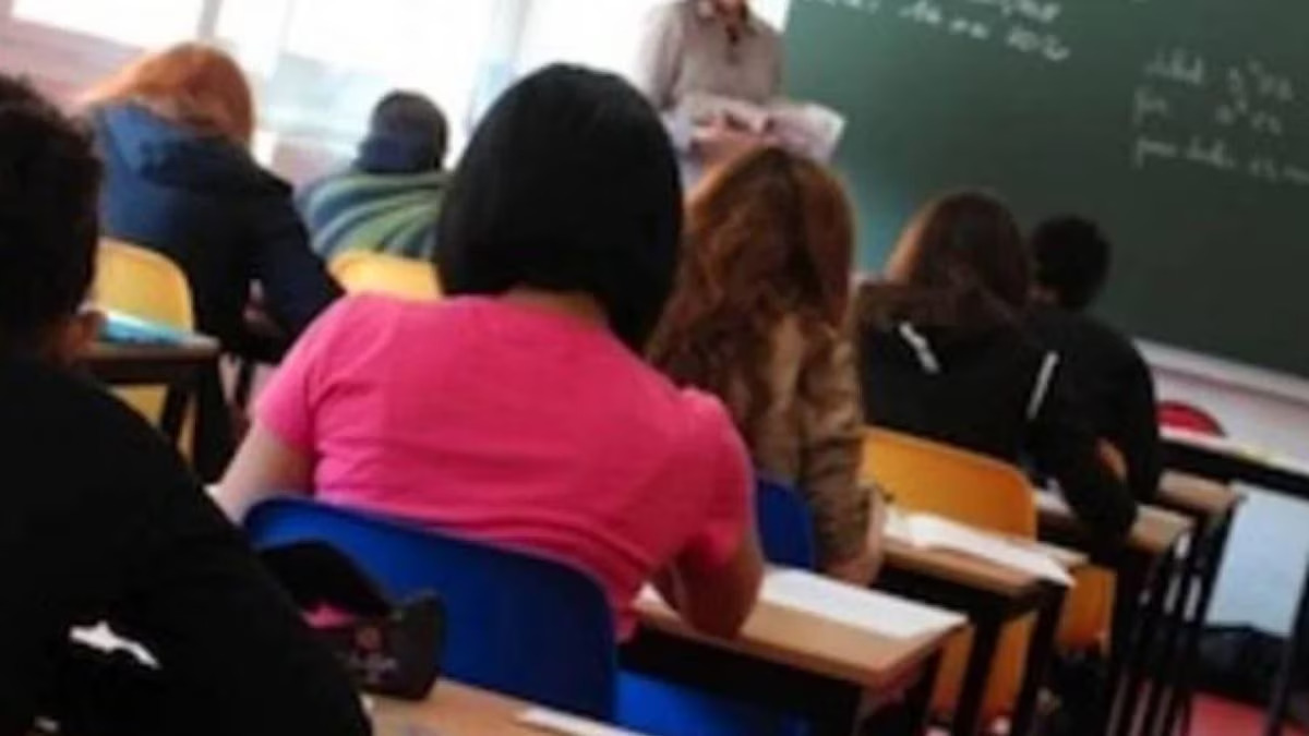 Ragazzina disabile esclusa dalla foto di classe, i genitori chiedono spiegazioni a scuola, ognuno dà la colpa a qualcun’altro