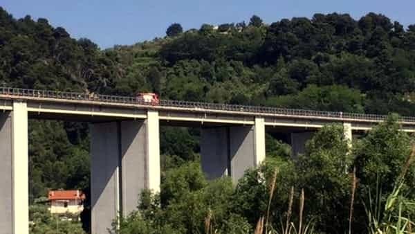 Una giovane di 24 anni si lancia nel vuoto da un cavalcavia dell'A14, rischiando di essere colpita dalle auto. E' gravissima