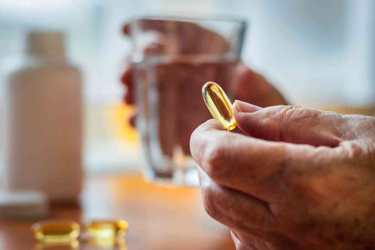 Perde la vita per overdose di vitamina D da integratori alimentari: “Le confezioni prive di avvisi sui potenziali rischi ed effetti collaterali”