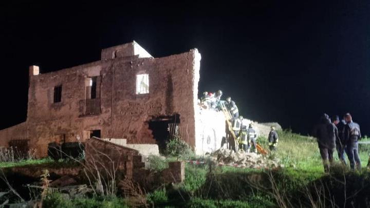 Nuoro, crollo del tetto in una casa abbandonata provoca la morte di due ragazzini di 13 anni, “Giocavano nell’edificio abbandonato”
