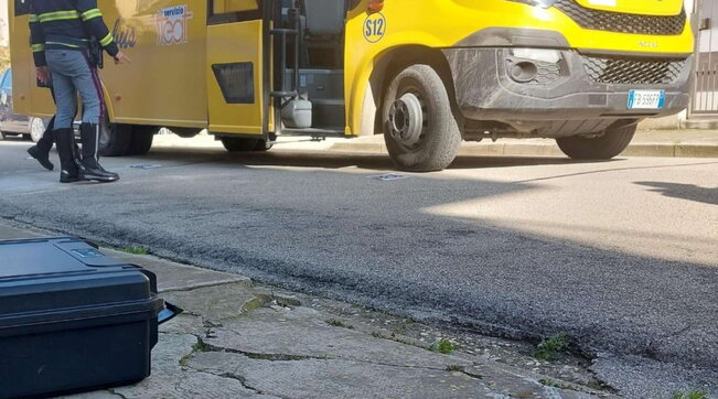 Autista scuolabus ha un malore, riesce a fare scendere tutti i bimbi ma poi muore