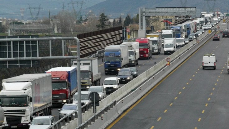 Incidente sull’Autostrada A1, coinvolti diversi tir, morta una persona, 18 sono i chilometri di coda