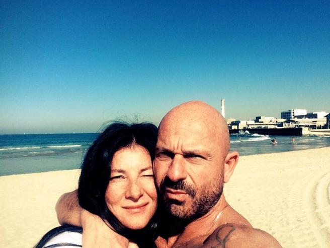 La musica e il cinema piangono la scomparsa di Daniela Shualy, amata moglie del cantautore Raiz