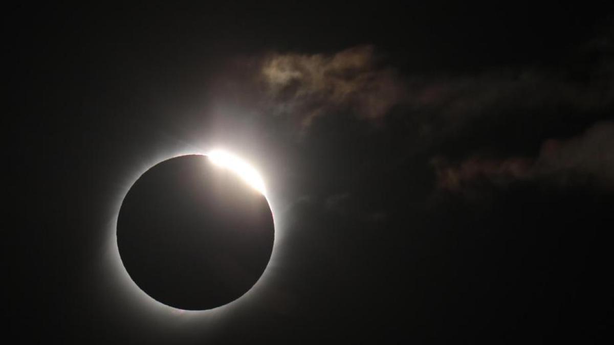 Un'imminente eclissi solare totale promette di incantare gli spettatori in Nord America e generare significativi benefici economici, attirando l'attenzione globale.