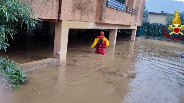 Alluvione all’isola d’Elba, strade allagate e auto sommerse