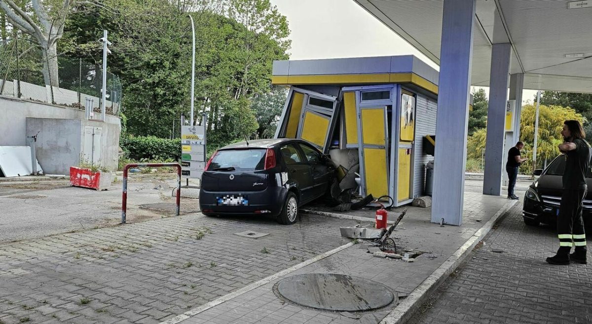 Puglia, inbocca contromano una strada e perde il controllo dell’auto che sfonda un distributore di benzina, ferito il conducente