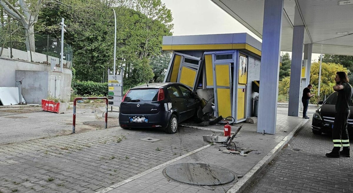 Incidente a Brindisi: auto contromano irrompe in un distributore Agip