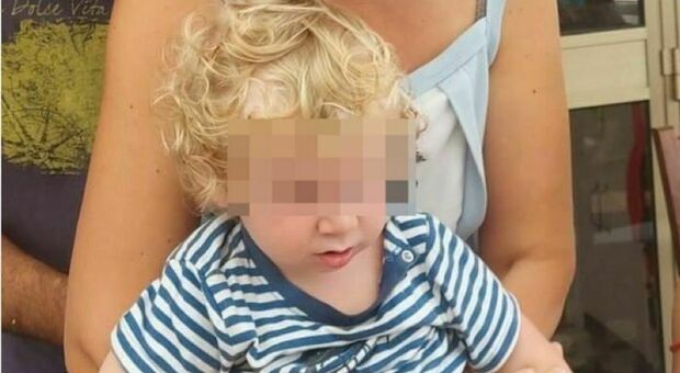 L’ultimo saluto a Matteo, il bimbo di un anno ucciso dall’auto del padre in retromarcia, la sorella “Eri un raggio di sole”