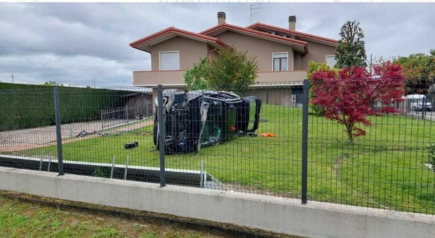 Auto percorre una curva ad altissima velocità e vola in un giardino di una villa, gravissimi due ragazzi