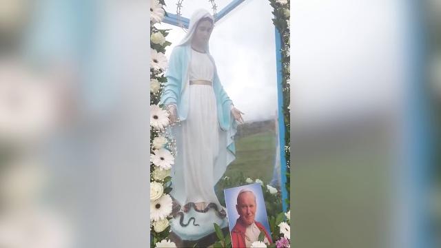 Nonostante l'assenza di Gisella Cardia, i suoi fedeli si sono radunati a Trevignano Romano per pregare, sfidando il divieto imposto dalla Diocesi.